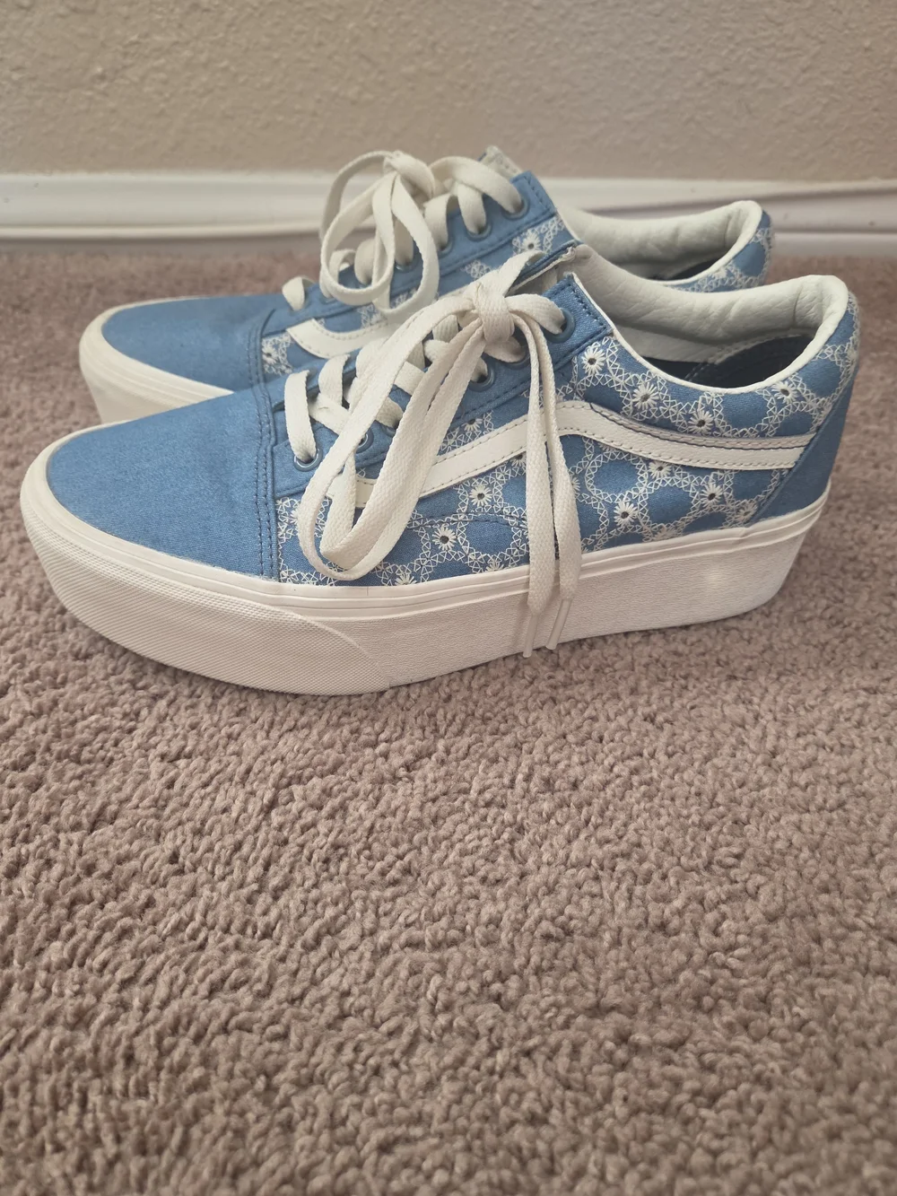 Vans Women's Blue Lace-Pattern Low Top Sneakers